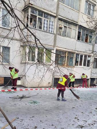 Новини Харкова: комунальники усувають наслідки обстрілів